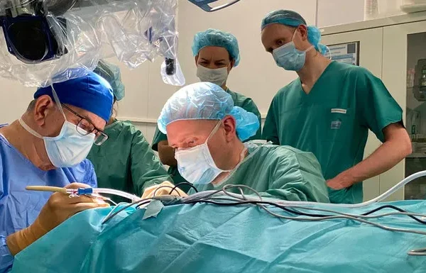 Operacja wszczepienia implantu ślimakowego, fot. Copernicus